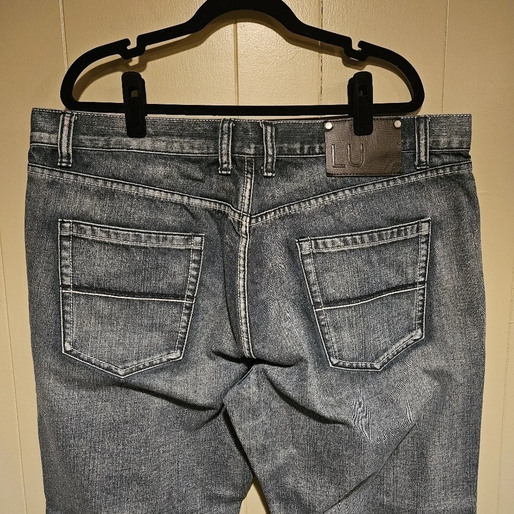 Linea Uomo Jeans, Mens. Size 40x30, Medium Wash, Relaxed Fit